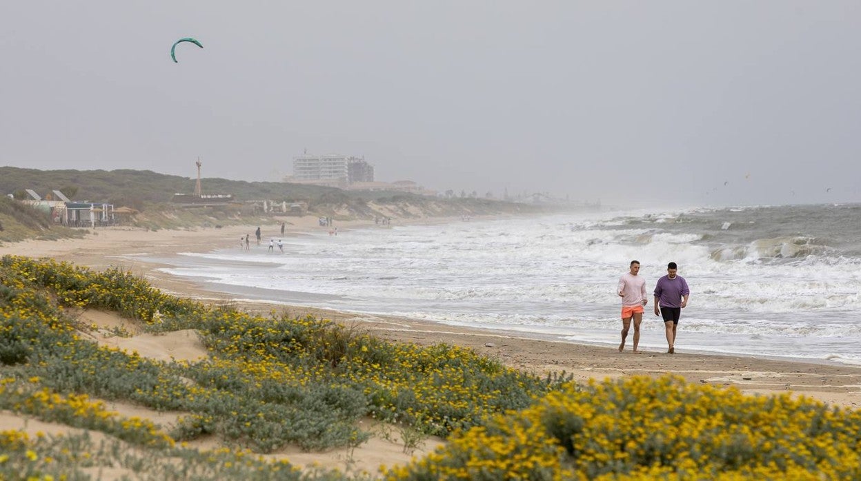 Las playas de Punta Umbría, prácticamente vacías en Semana Santa