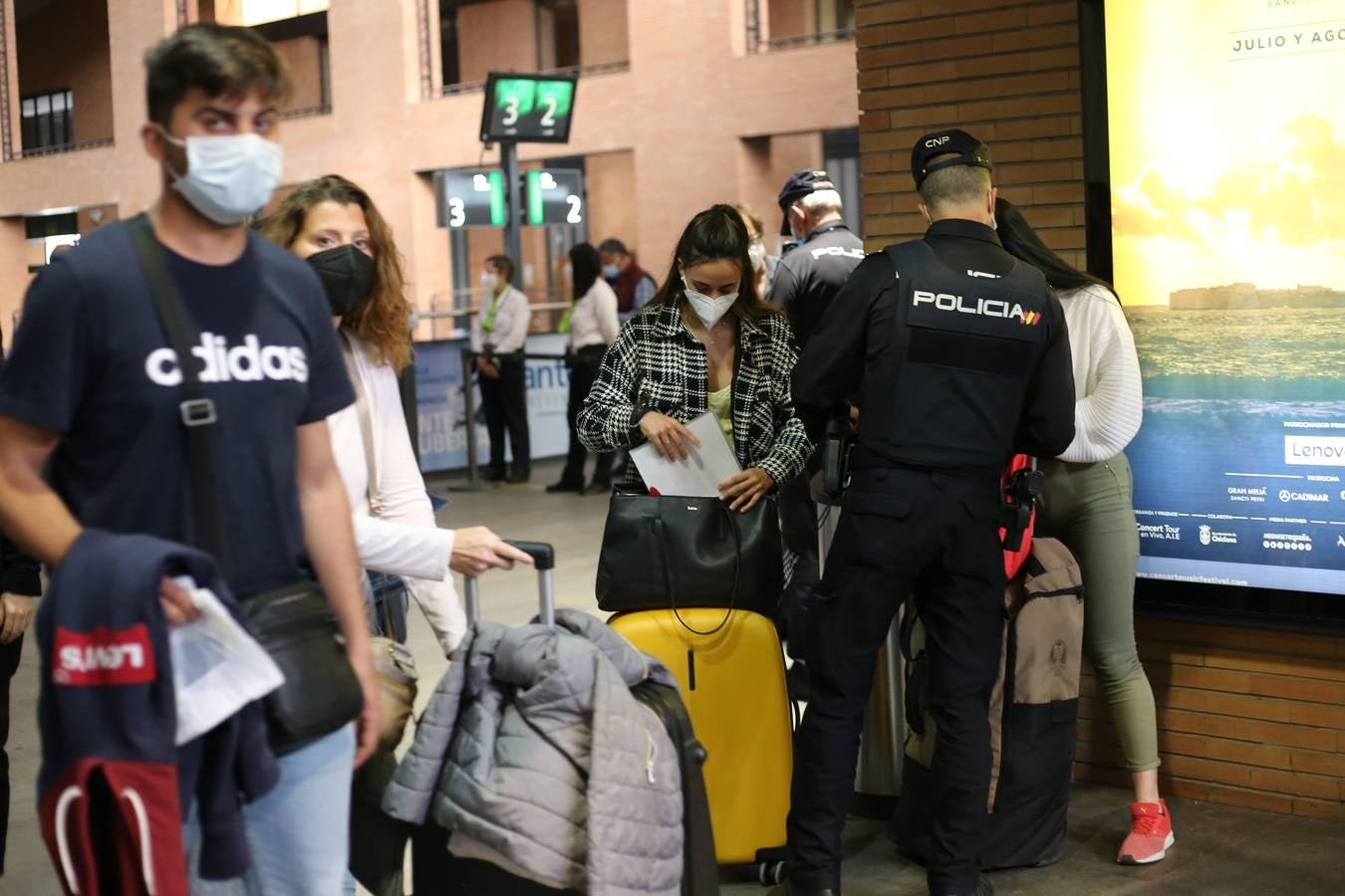 Agentes de la Policía Nacional realizan un control a los viajeros de tren en Santa Justa