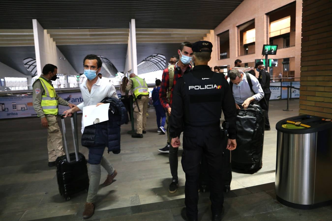 Agentes de la Policía Nacional realizan un control a los viajeros de tren en Santa Justa