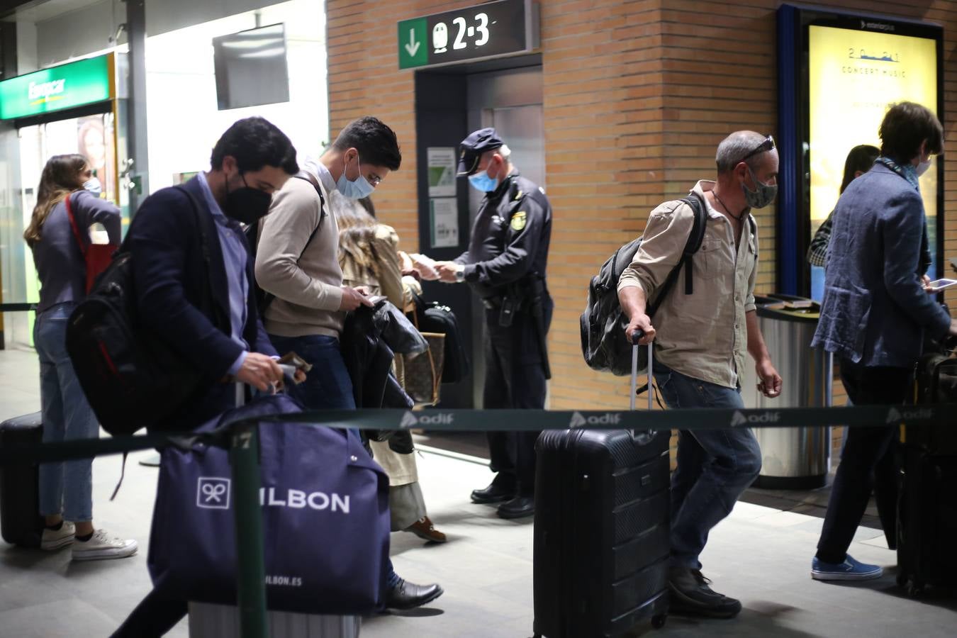 Agentes de la Policía Nacional realizan un control a los viajeros de tren en Santa Justa