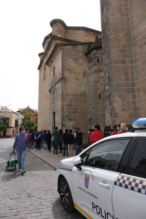 Aglomeraciones en la iglesia de Santiago en Jerez para ver al Cristo del Prendimiento