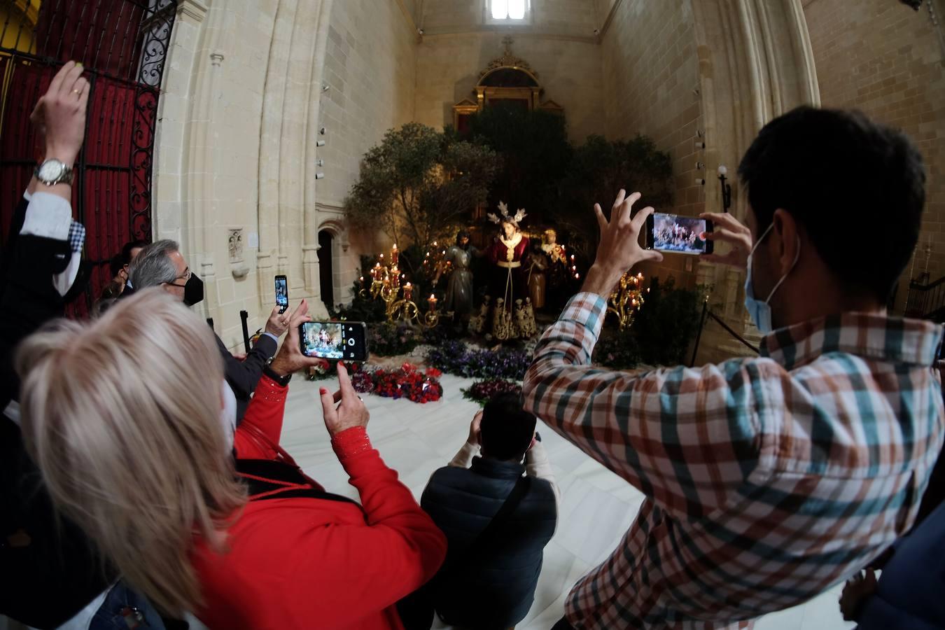 Aglomeraciones en la iglesia de Santiago en Jerez para ver al Cristo del Prendimiento