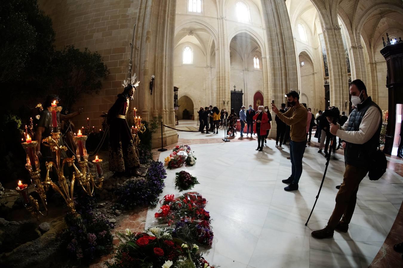 Aglomeraciones en la iglesia de Santiago en Jerez para ver al Cristo del Prendimiento