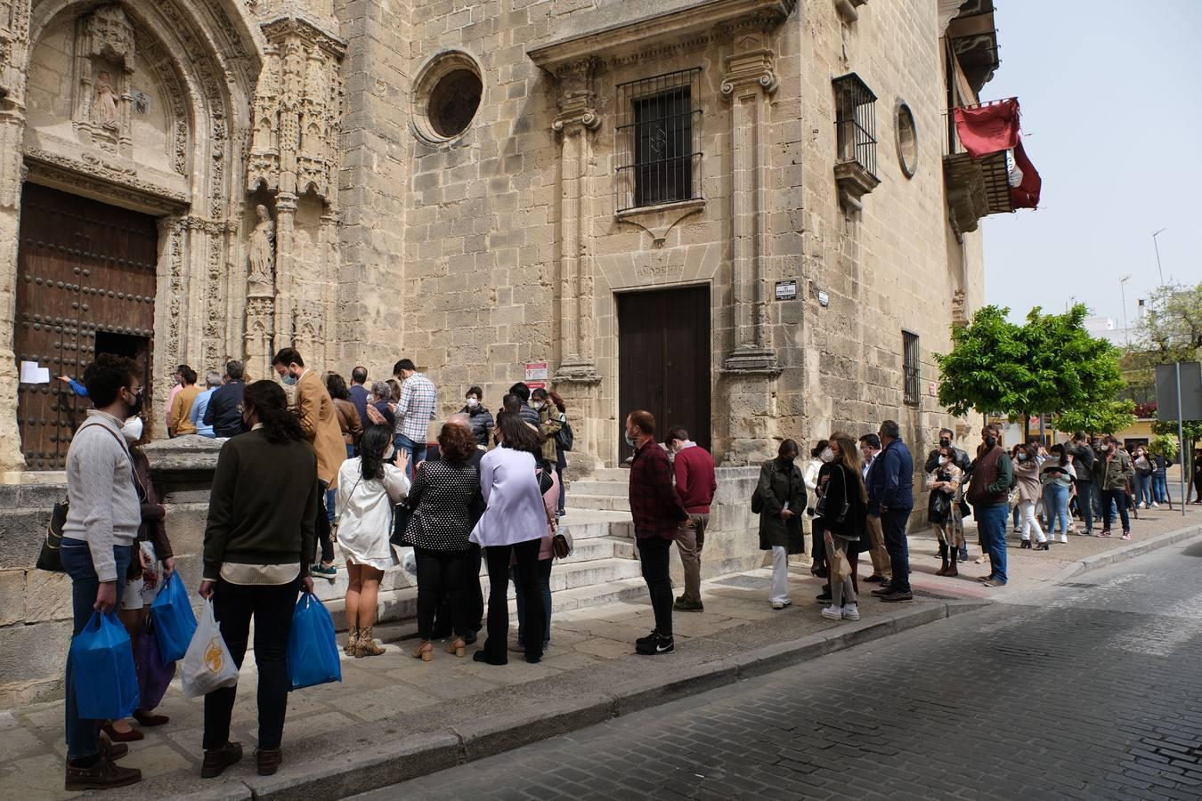 Aglomeraciones en la iglesia de Santiago en Jerez para ver al Cristo del Prendimiento