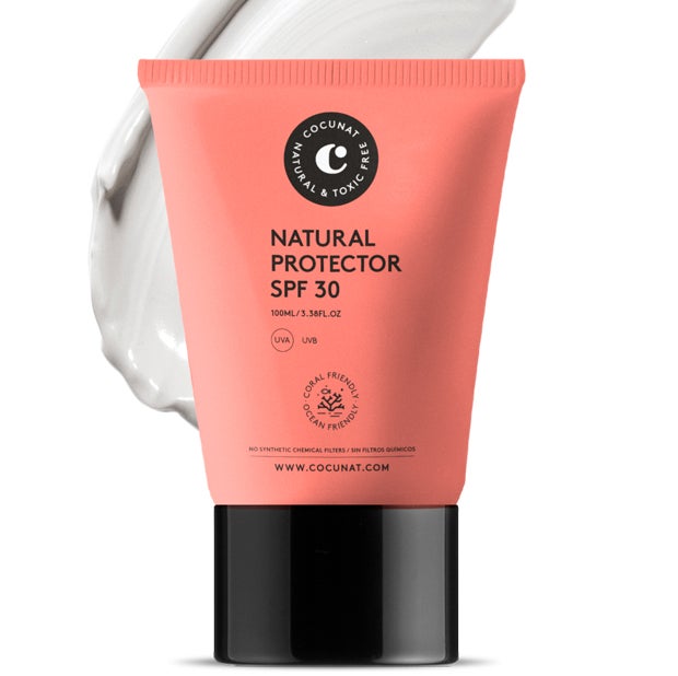 Natural Protector SPF 30 de Cocunat. Protector solar natural que hidrata y protege la piel del rostro y del cuerpo. Con filtro solar biodegradable, que respeta la diversidad de la vida acuática y evita la decoloración de los corales. De textura ligera y rápido absorción, no deja rastro blanco. (23,95 €)