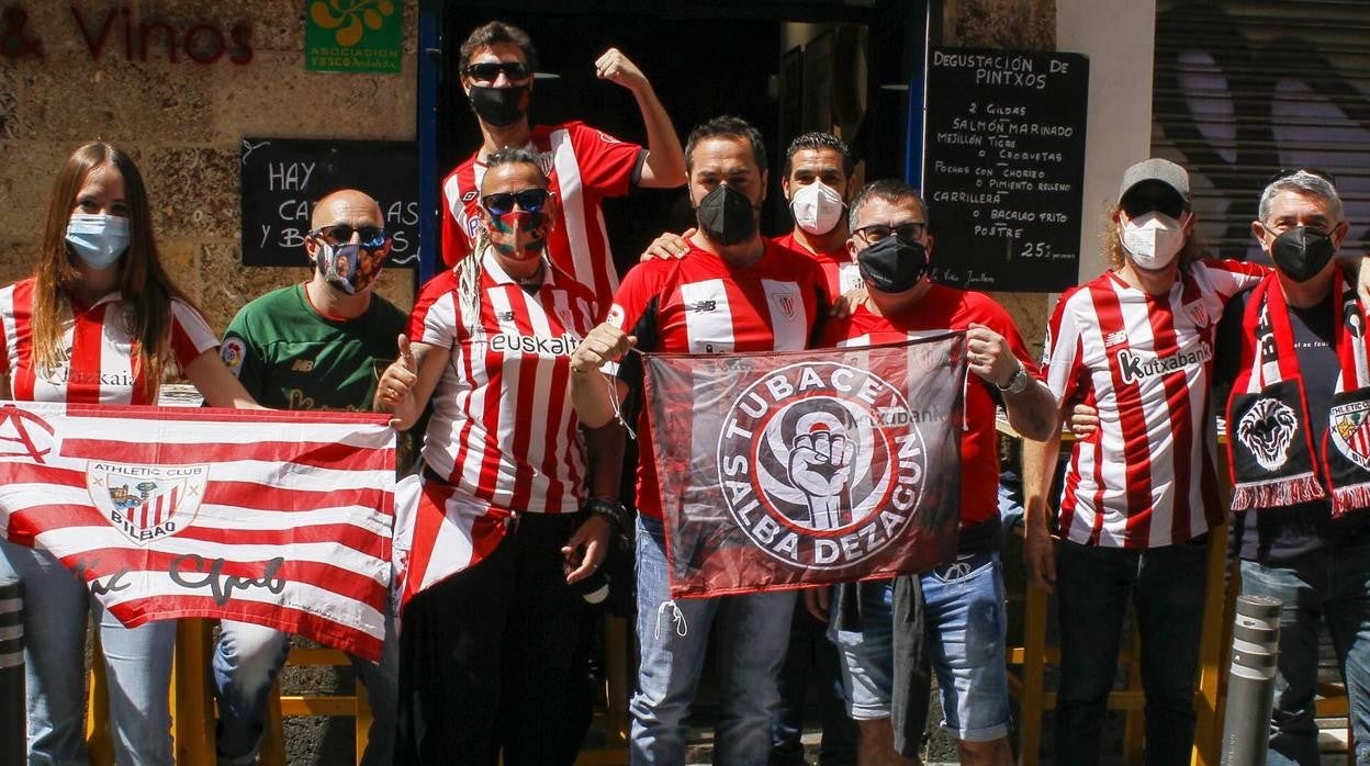 En imágenes, aficionados del Athletic y la Real Sociedad por las calles de Sevilla