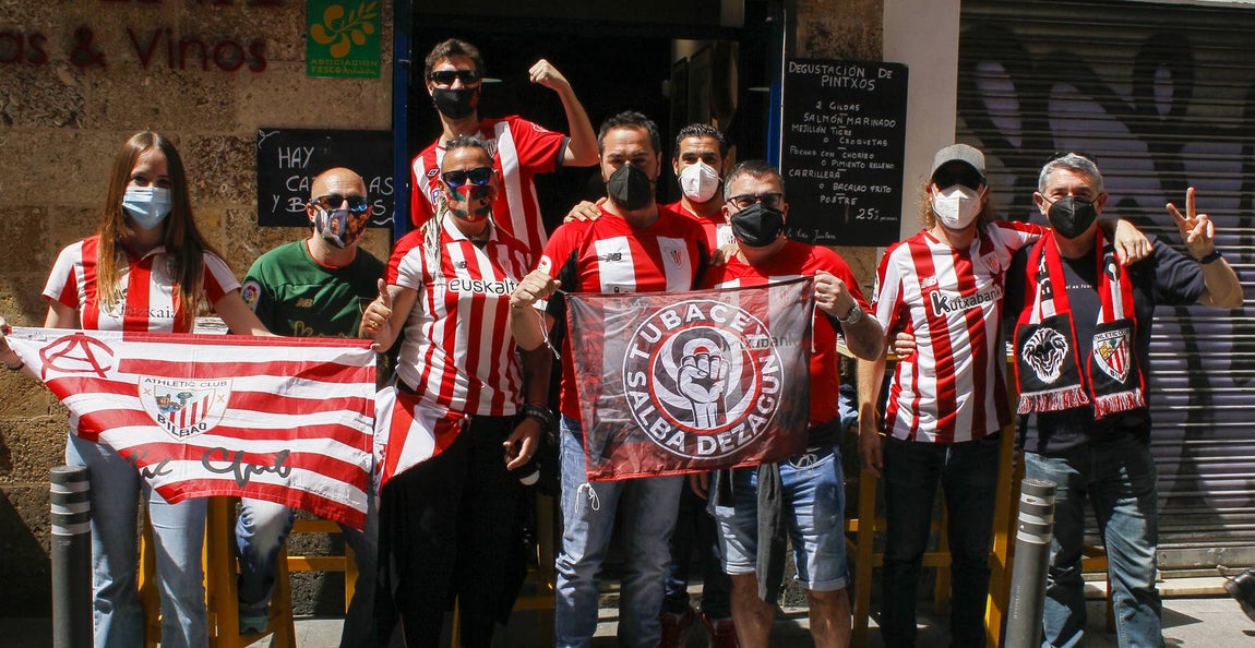 En imágenes, aficionados del Athletic y la Real Sociedad por las calles de Sevilla