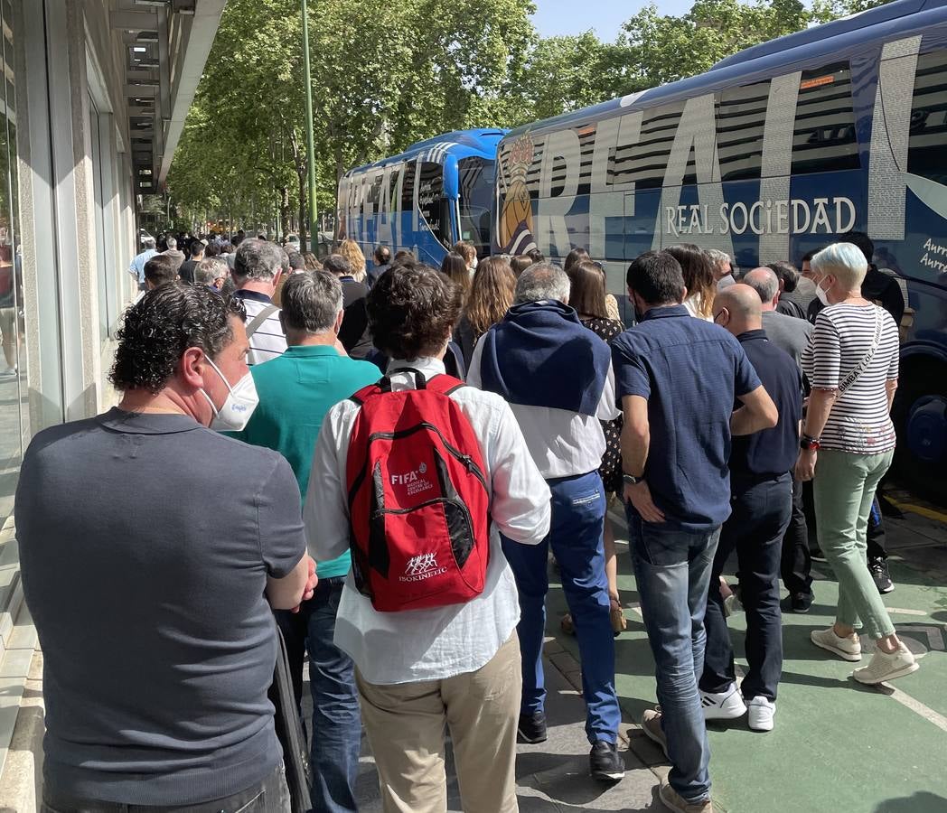 En imágenes, aficionados del Athletic y la Real Sociedad por las calles de Sevilla