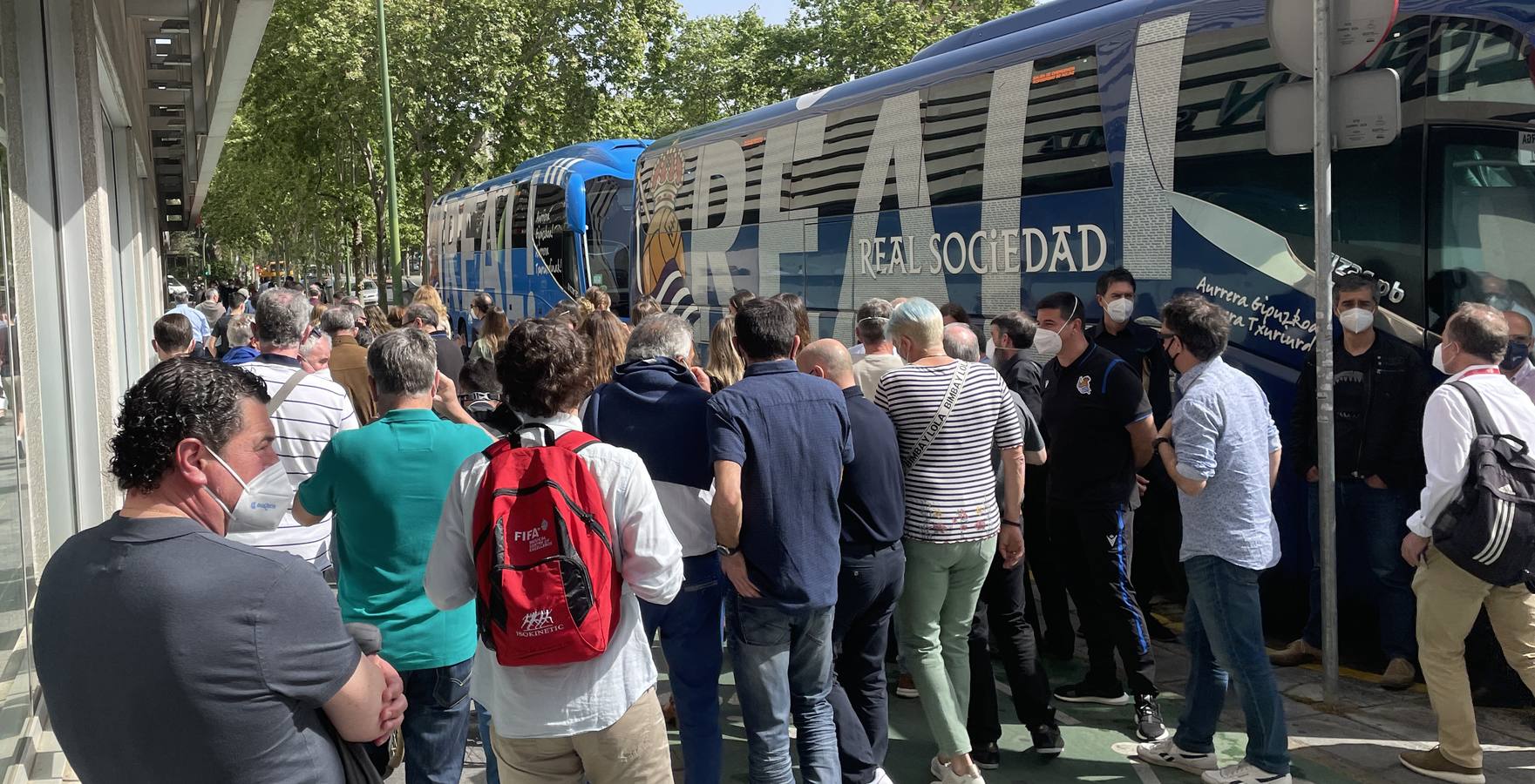 En imágenes, aficionados del Athletic y la Real Sociedad por las calles de Sevilla