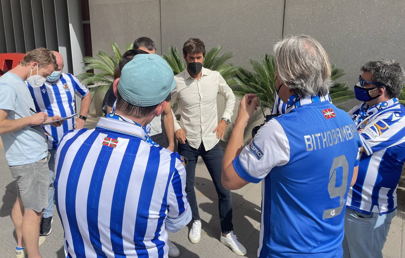 En imágenes, aficionados del Athletic y la Real Sociedad por las calles de Sevilla