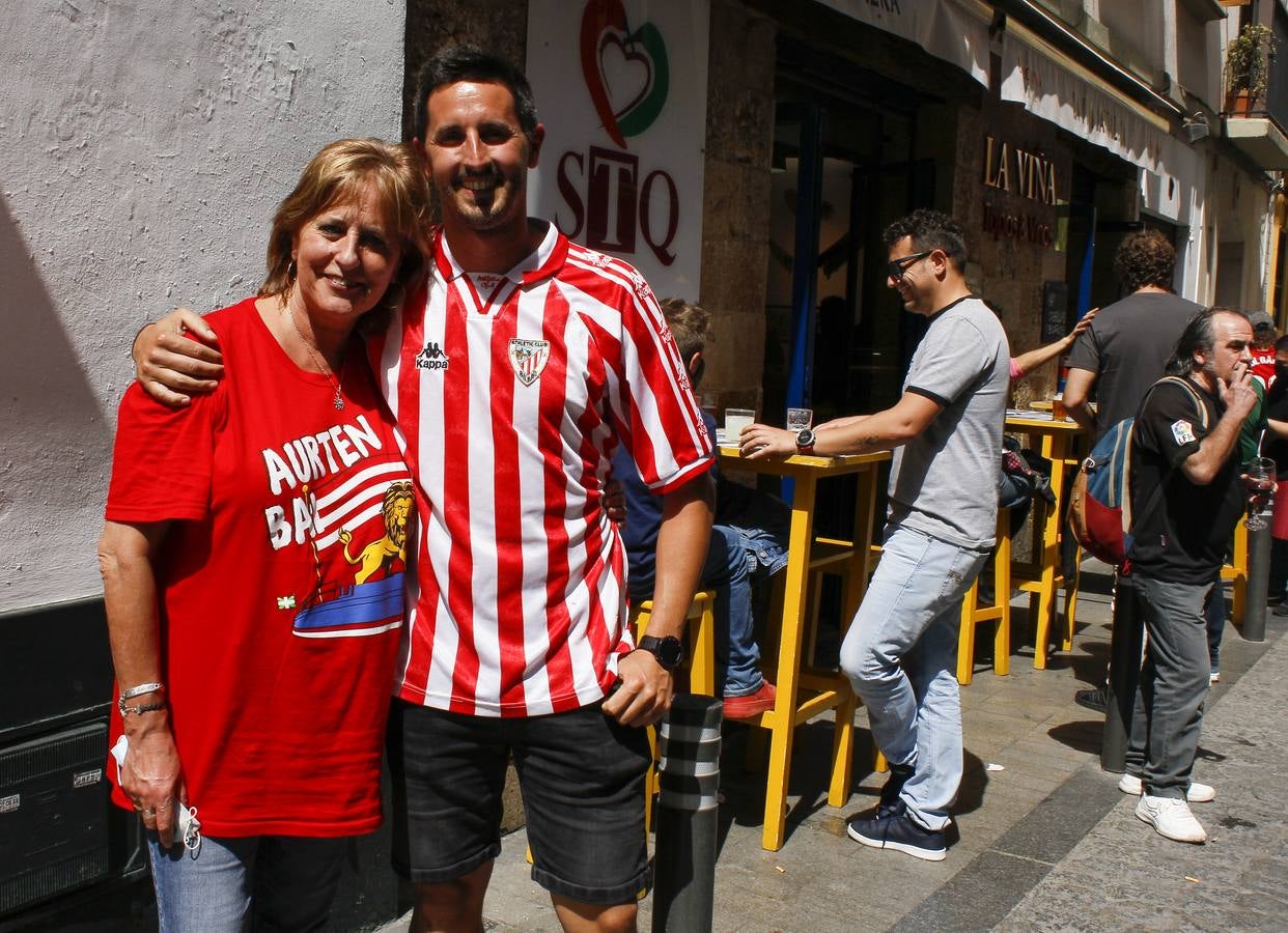 En imágenes, aficionados del Athletic y la Real Sociedad por las calles de Sevilla