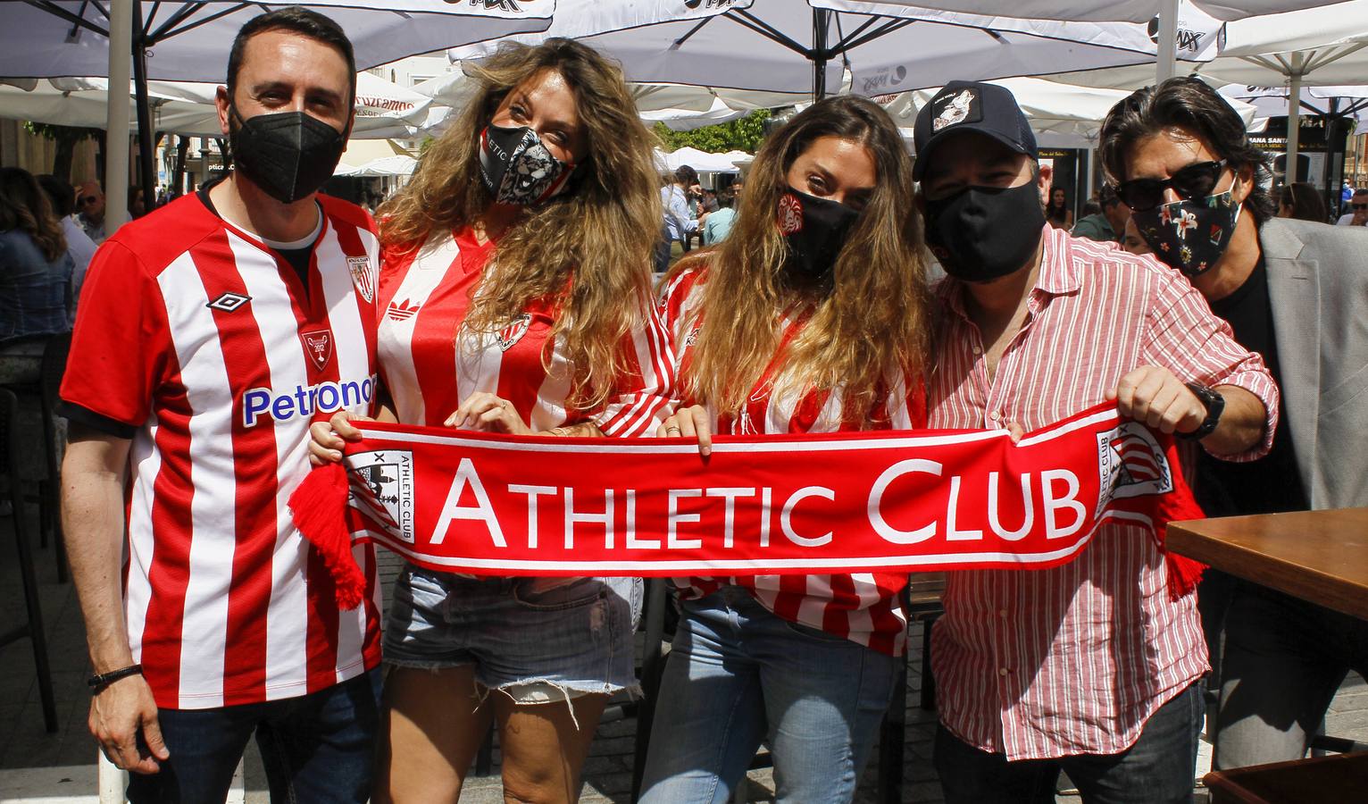 En imágenes, aficionados del Athletic y la Real Sociedad por las calles de Sevilla