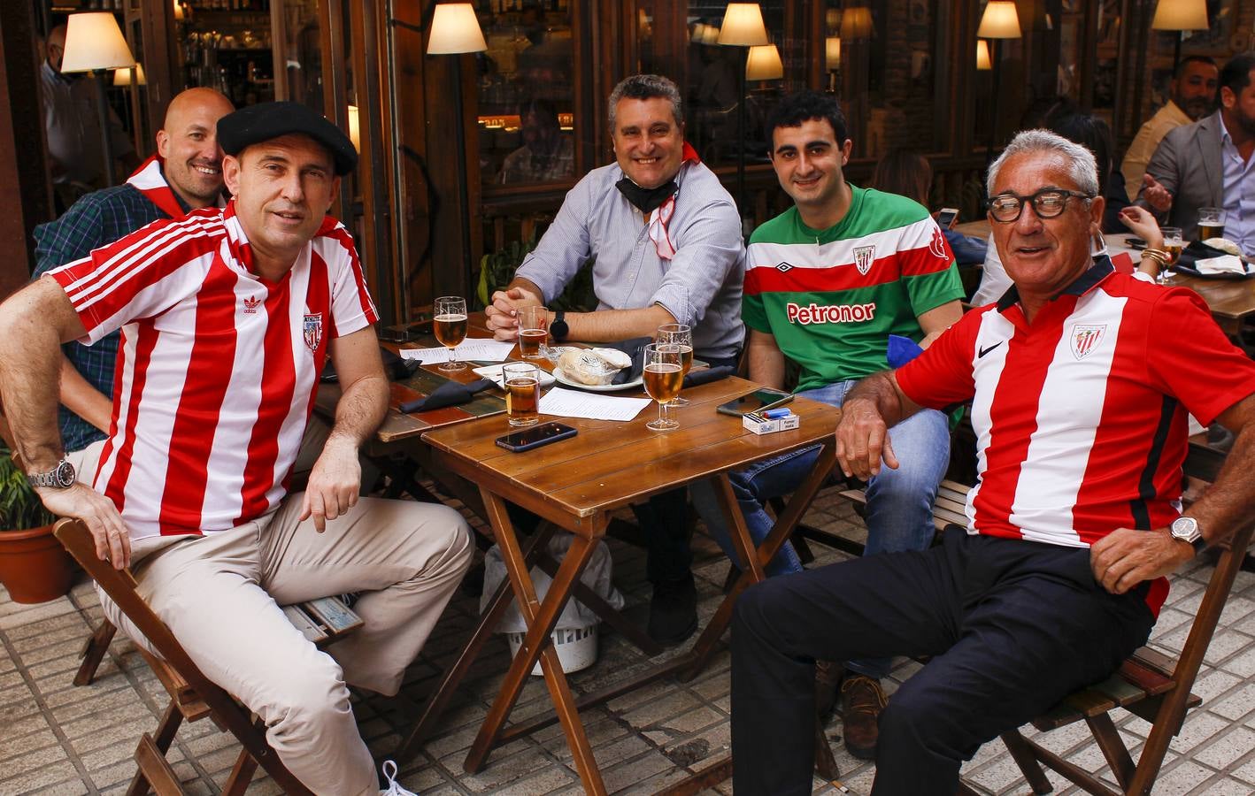 En imágenes, aficionados del Athletic y la Real Sociedad por las calles de Sevilla