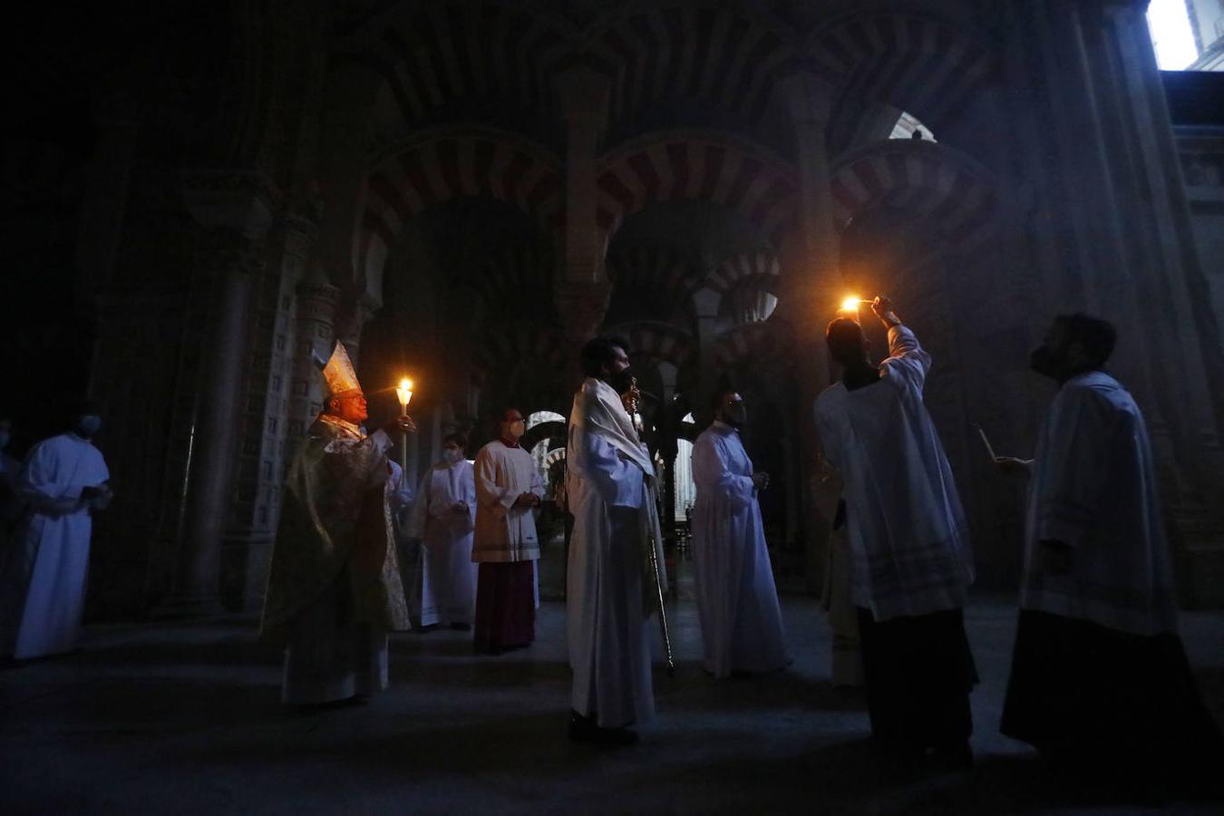 La Vigilia Pascual en la Catedral de Córdoba, en imágenes