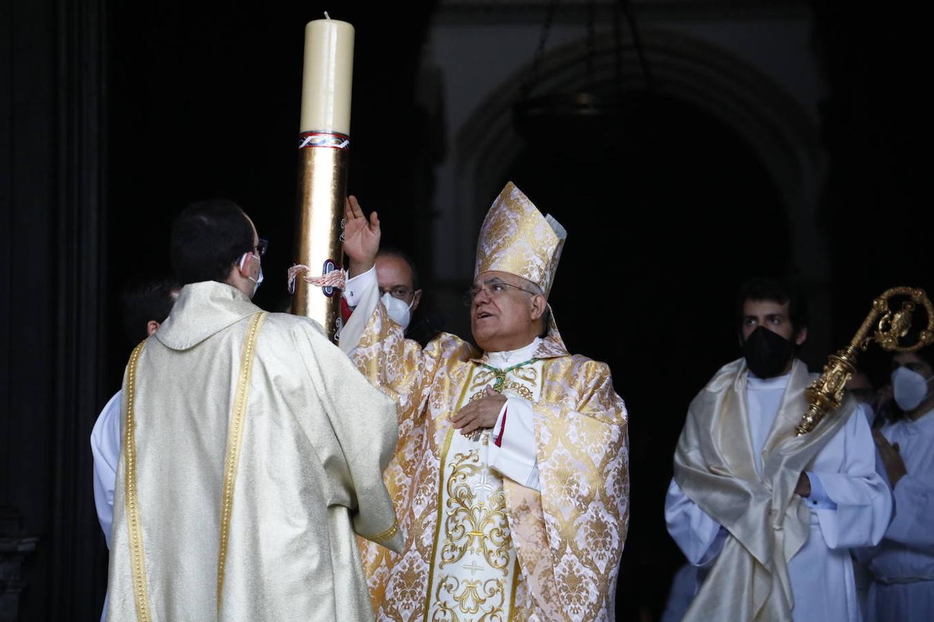 La Vigilia Pascual en la Catedral de Córdoba, en imágenes