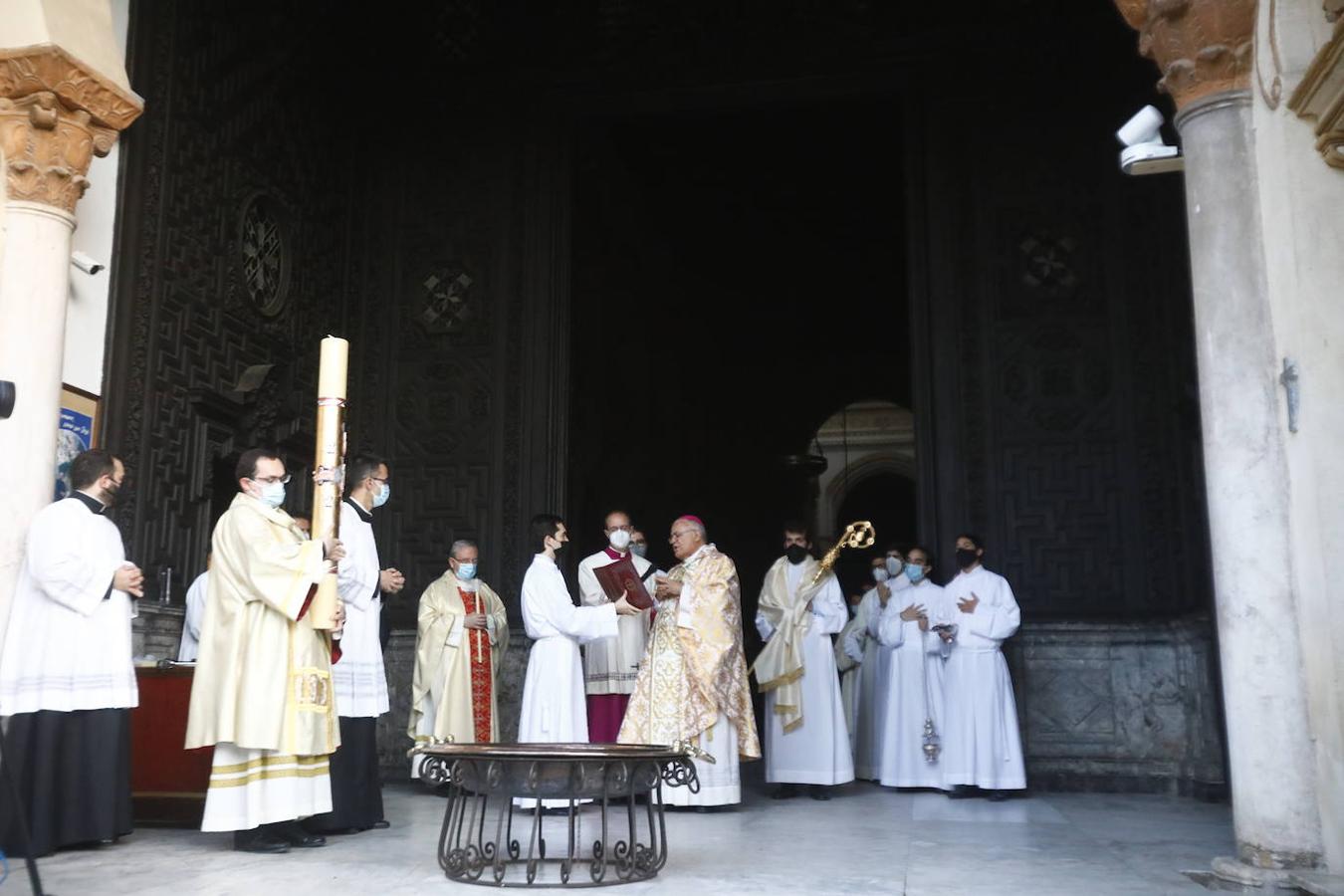 La Vigilia Pascual en la Catedral de Córdoba, en imágenes