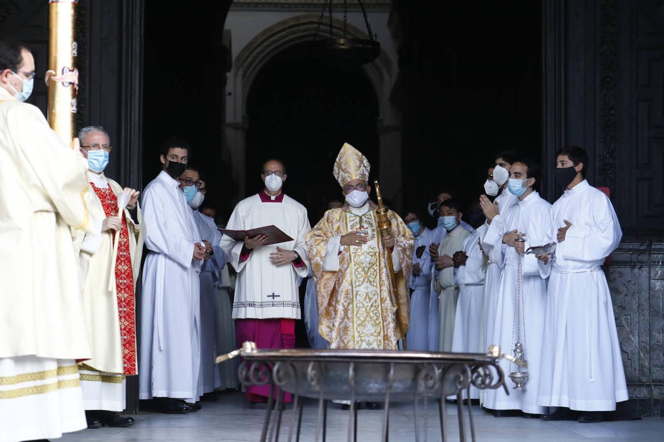 La Vigilia Pascual en la Catedral de Córdoba, en imágenes