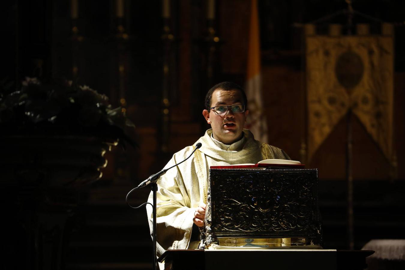 La Vigilia Pascual en la Catedral de Córdoba, en imágenes