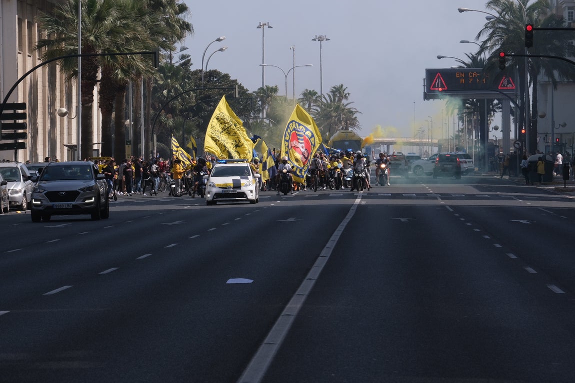 FOTOS: El Cádiz, arropado por su afición al llegar a Carranza