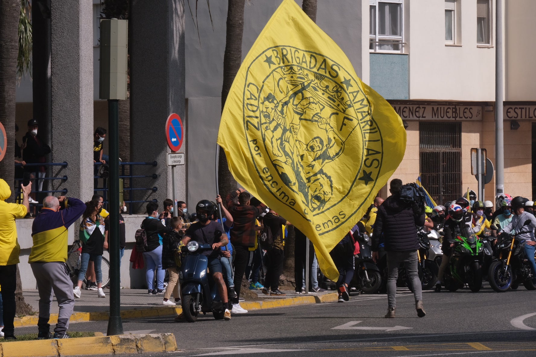 FOTOS: El Cádiz, arropado por su afición al llegar a Carranza