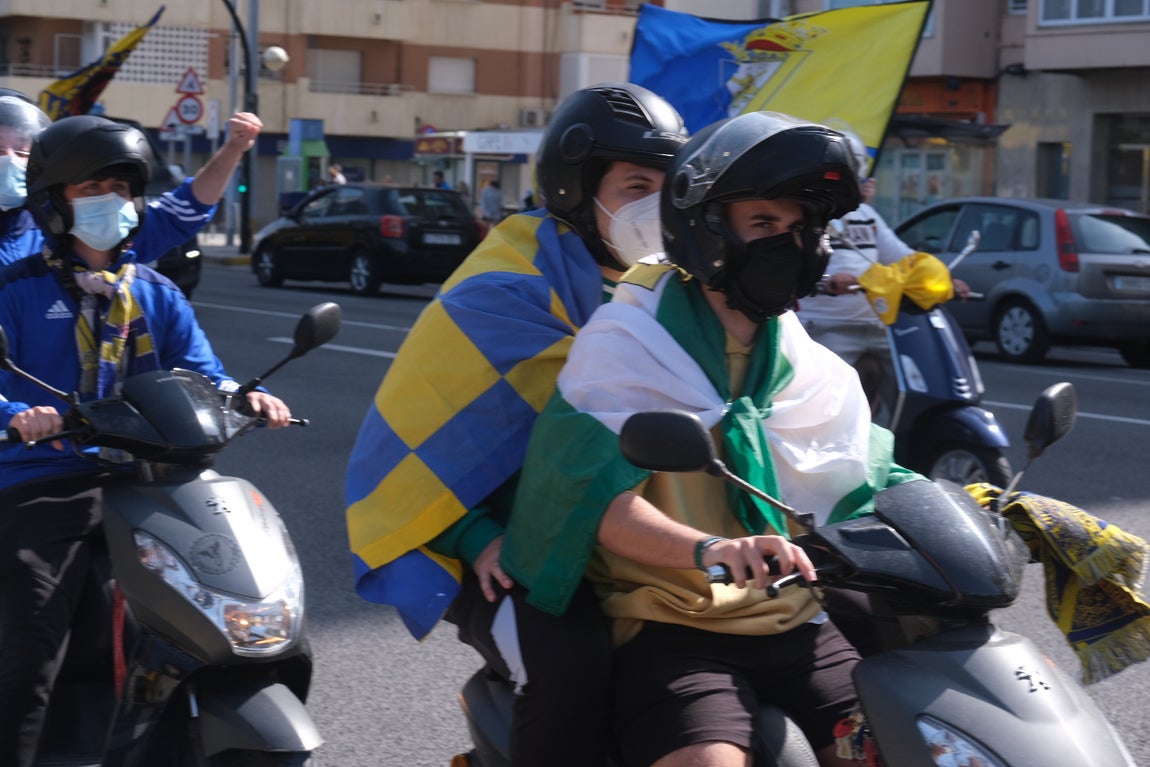 FOTOS: El Cádiz, arropado por su afición al llegar a Carranza