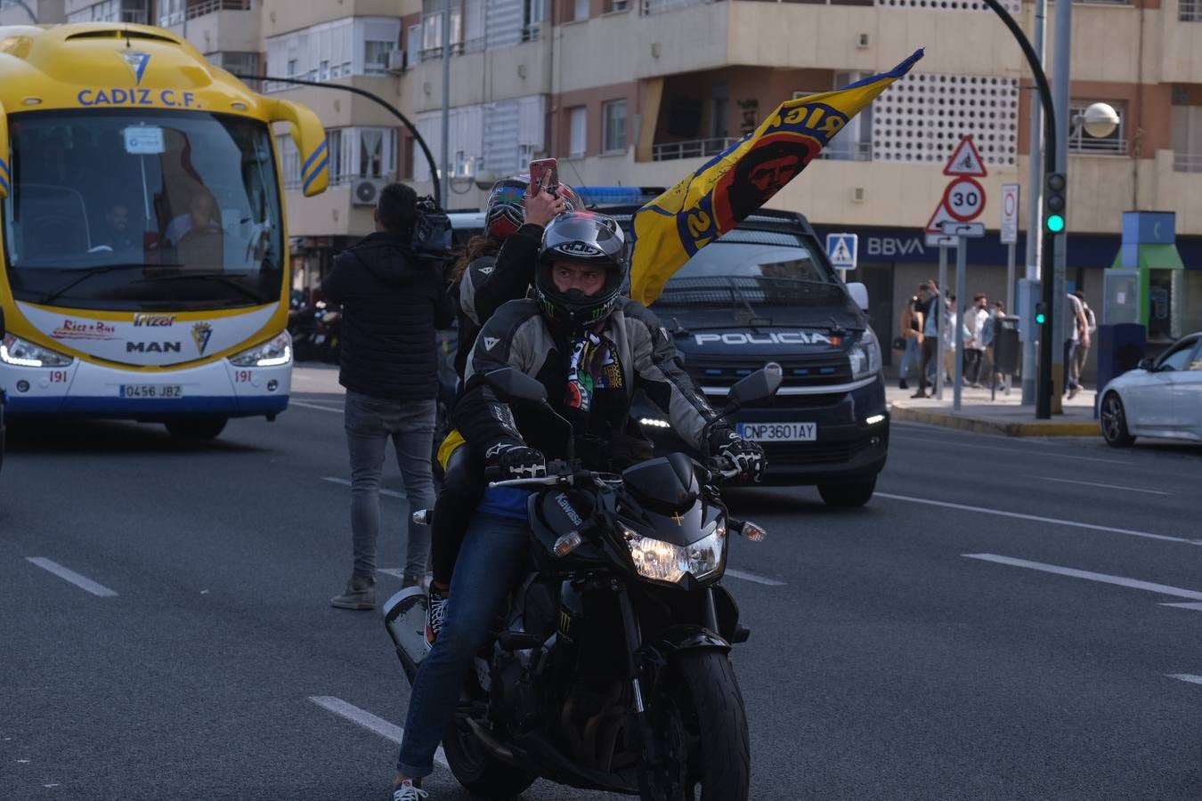 FOTOS: El Cádiz, arropado por su afición al llegar a Carranza