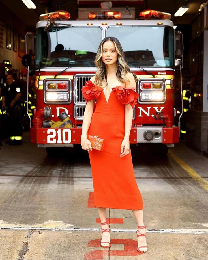 Jamie Chung durante los SAG Awards 2021. Con diseño en color rojo de Óscar de la Renta,