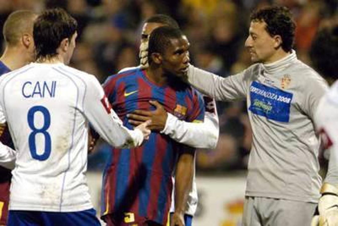 Samuel Eto'o. 25 de febrero de 2006: El jugador del Barcelona amenazó con irse del campo tras los insultos racistas recibidos desde la grada de La Romareda. El jugador desistió después de que lo convenciera el árbitro y algunos jugadores del Zaragoza. El club aragonés fue multado con 9.000 euros. Antes, Eto'o había sido víctima de este tipo de insultos en los campos de fútbol de España