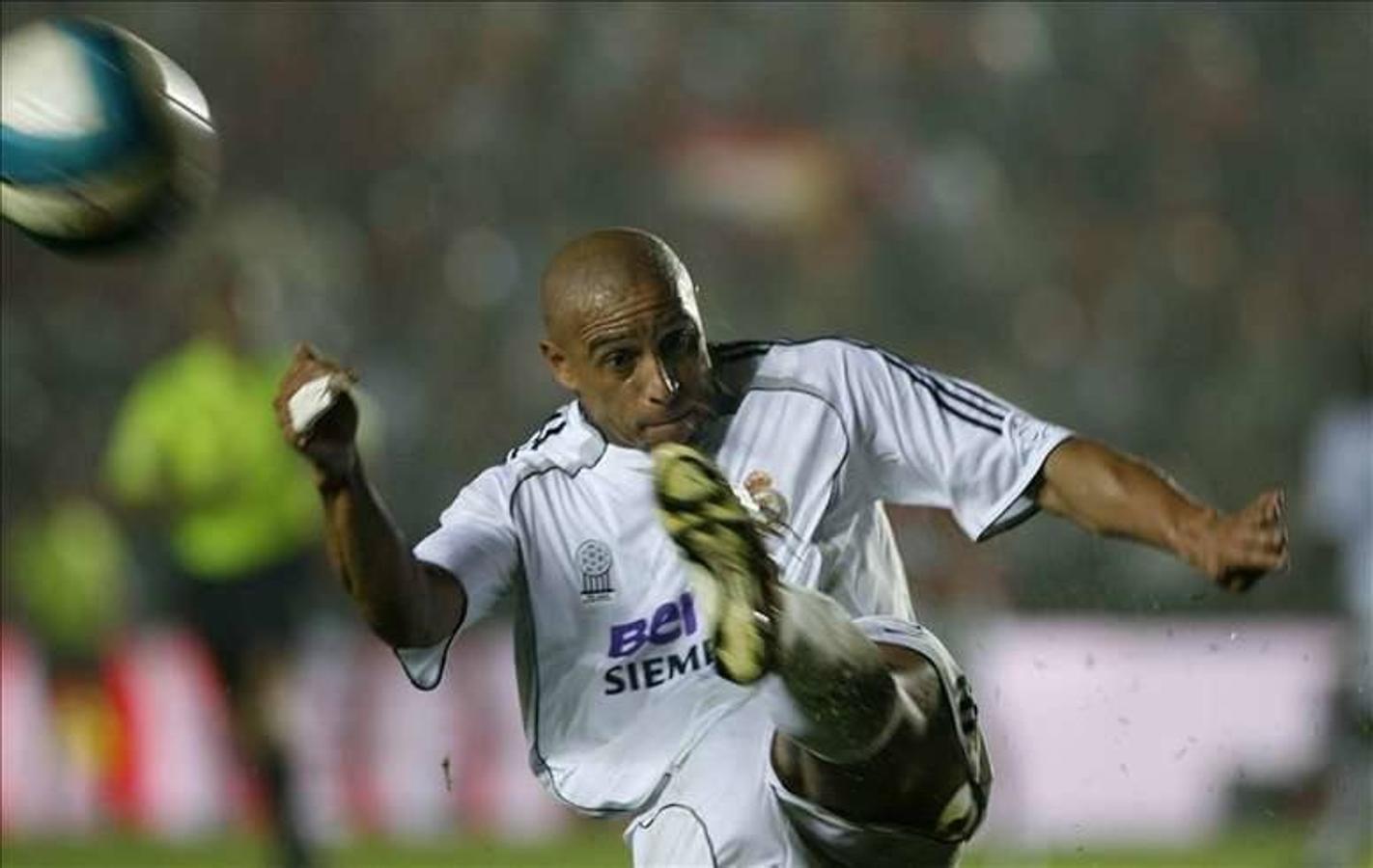 Roberto Carlos. Durante toda su carrera, el jugador del Real Madrid tuvo que aguantar que en los estadios de Primera le dedicaran insultos y cánticos racistas