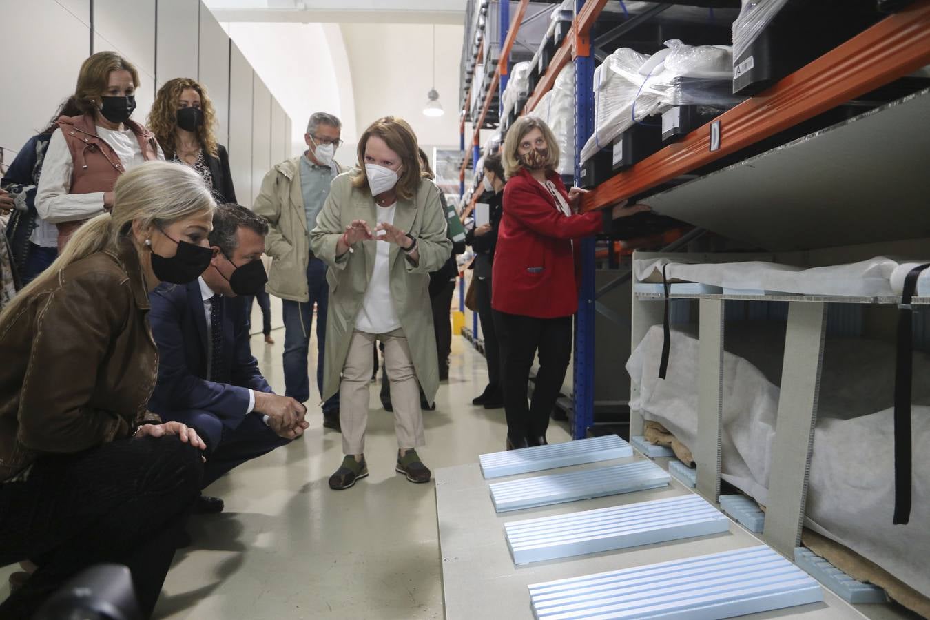 Visita de Patricia del Pozo al Centro Logístico del Patrimonio Cultural de Andalucía