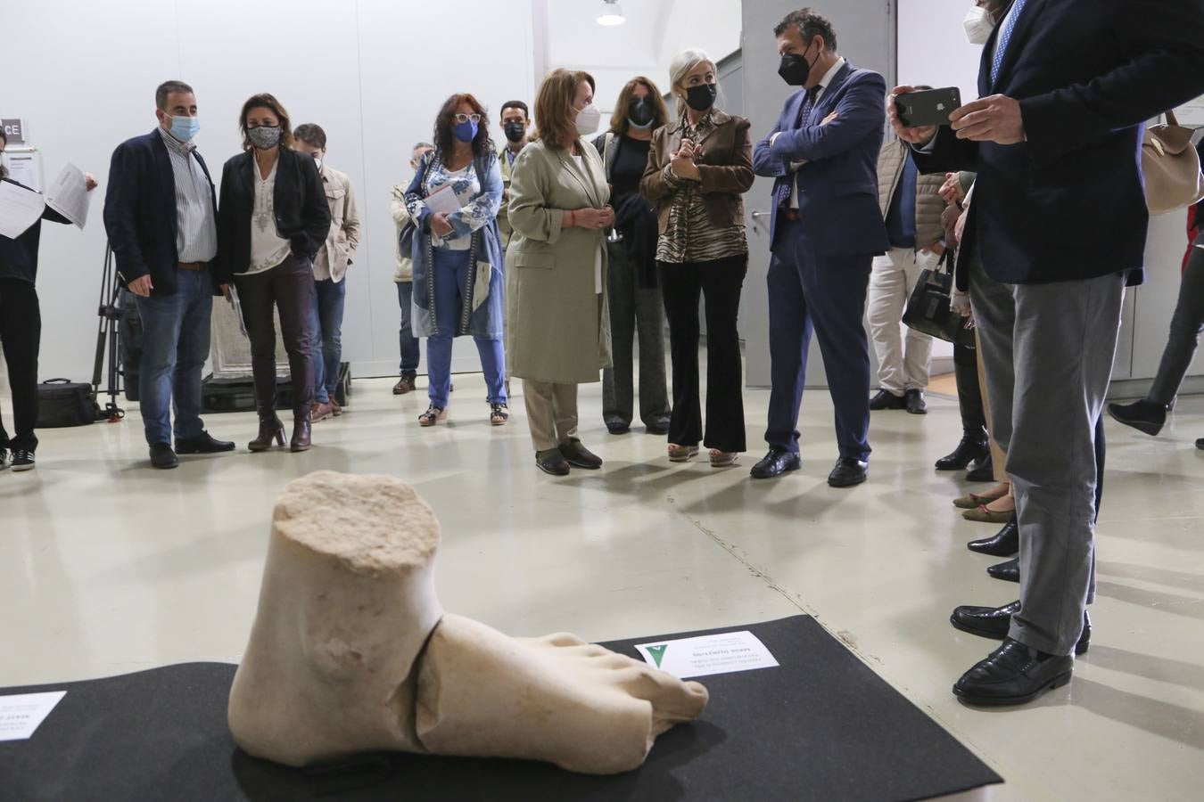 Visita de Patricia del Pozo al Centro Logístico del Patrimonio Cultural de Andalucía