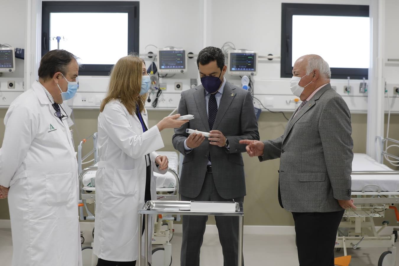 Visita de Juanma Moreno a las  nuevas dependencias del Hospital Universitario Virgen Macarena de Sevilla