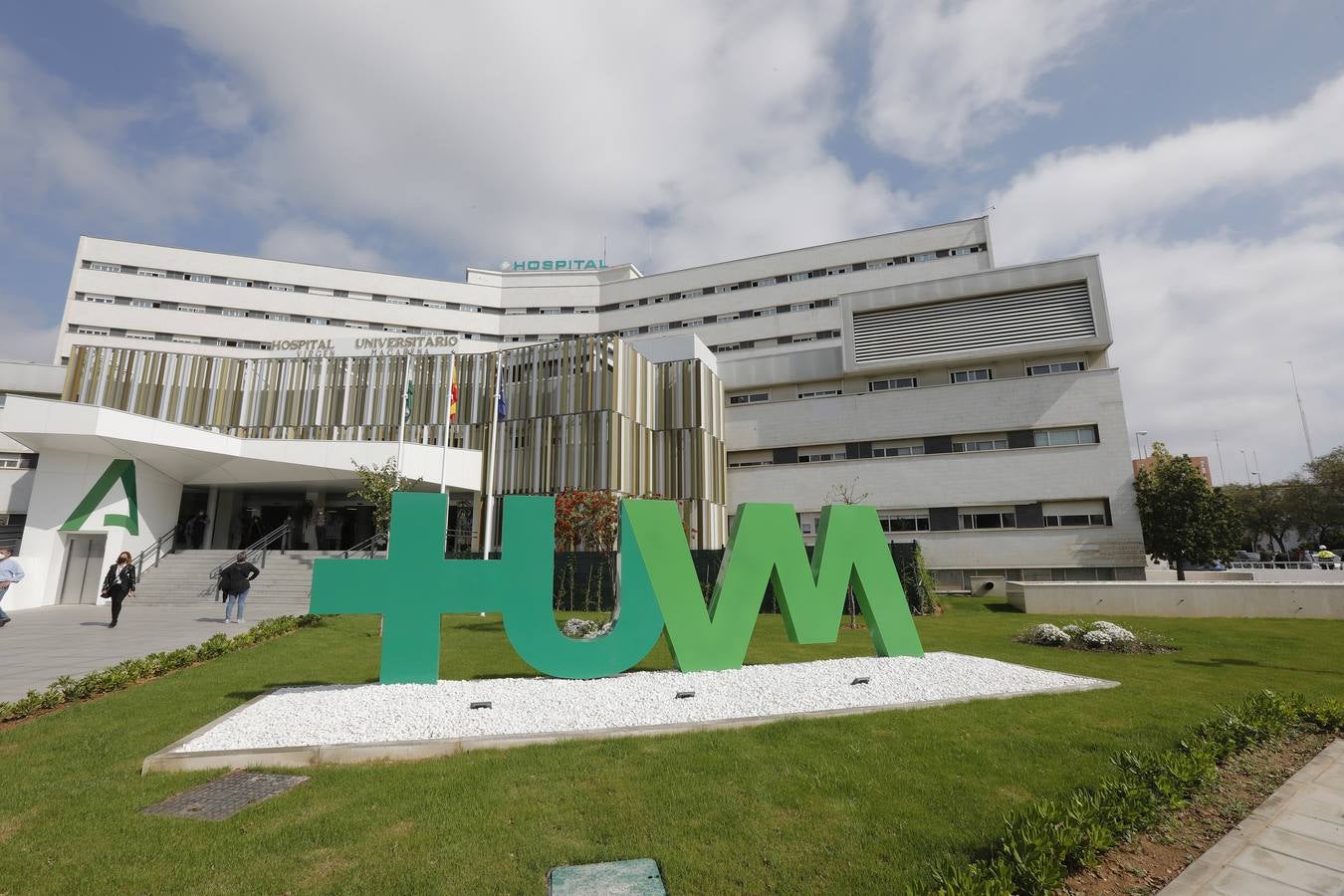 Visita de Juanma Moreno a las  nuevas dependencias del Hospital Universitario Virgen Macarena de Sevilla