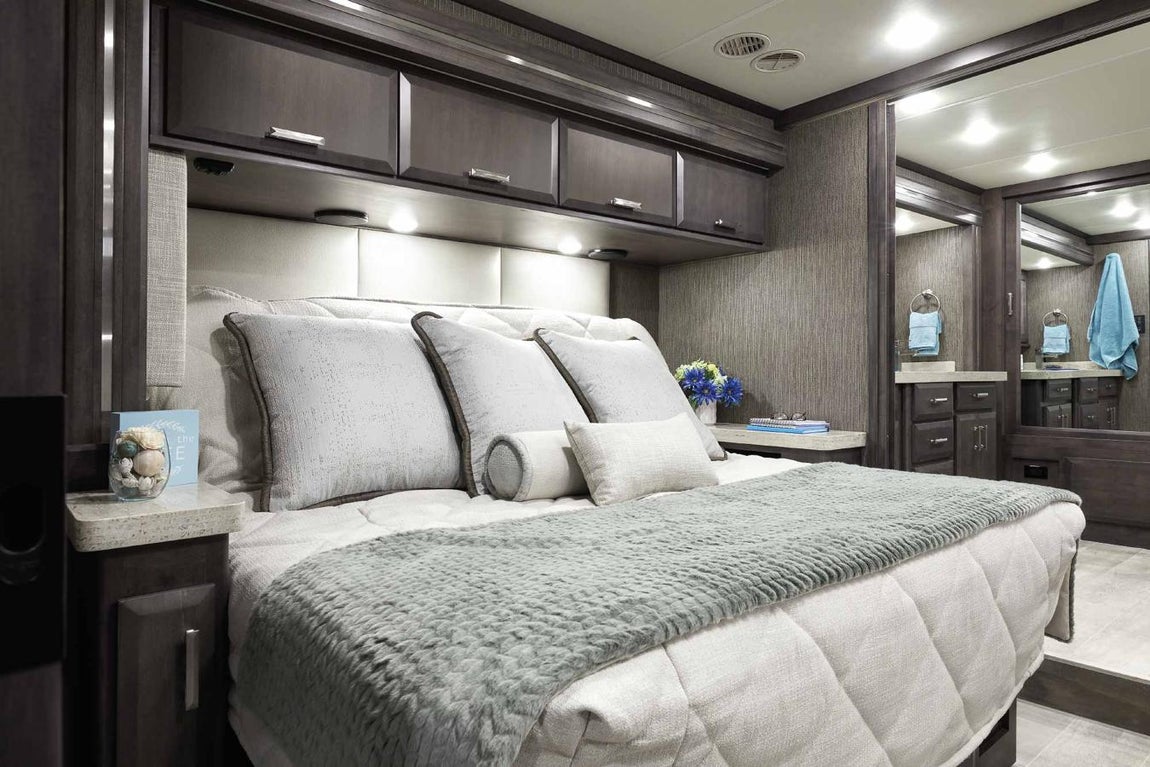 Así es la caravana de lujo inspirada en la Toscana. Como se puede comprobar, los espacios son bastante amplios, especialmente el salón y el dormitorio principal, que incluye una cama King Size reclinable, televisor e incluso un sofá.