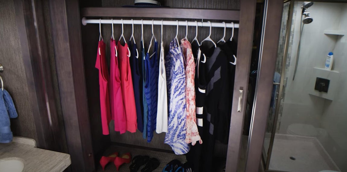 Así es la caravana de lujo inspirada en la Toscana. El espacio de almacenamiento también está organizado de modo que hay desde un vestidor a todo tipo de armarios que se ocultan entre el mobiliario y que permiten un extra de espacio.