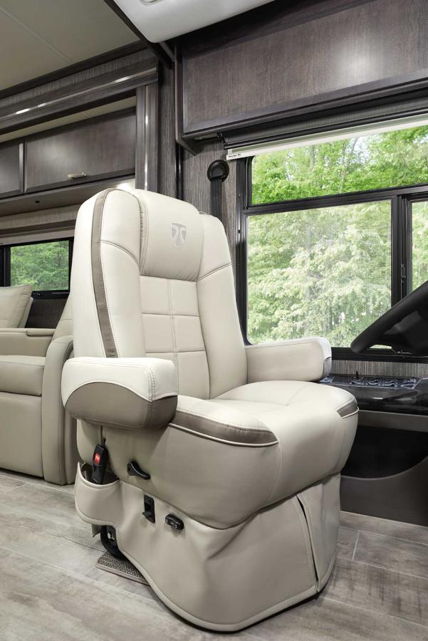 Así es la caravana de lujo inspirada en la Toscana. Mientras se viaja, los asientos también son de gran confort debido a su amplio tamaño y a la calefacción que poseen. Todos ellos son reclinables.