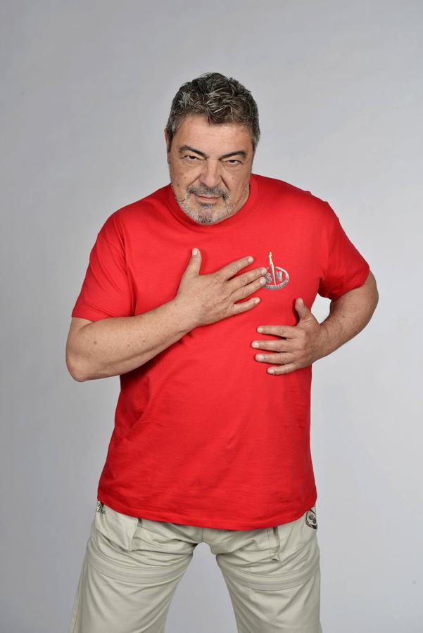 Antonio Canales. Antonio Canales (59) viajará a Honduras para concursar en ‘Supervivientes 2021’. El bailaor fue el primer famoso confirmado por Telecinco para participar en el concurso más extremo de Mediaset España. El artista publicó en su cuenta de Instagram un mensaje anunciando que participará en 'Supervivientes': «Queridos amigos, me despido por un tiempo. Marcho hacia nuevos retos por conquistar. ¡Me esperan nuevas aventuras y horizontes desconocidos! Deseadme suerte...».Nacido en Sevilla en 1961, Canales viene de una familia de artistas y ha viajado internacionalmente para sus recitales. Aunque su talento es conocido, desde Telecinco, tras el anuncio de que participará en 'Supervivientes', han recordado su turbulento pasado, donde ha vivido momentos difíciles por la droga o 'traiciones'.