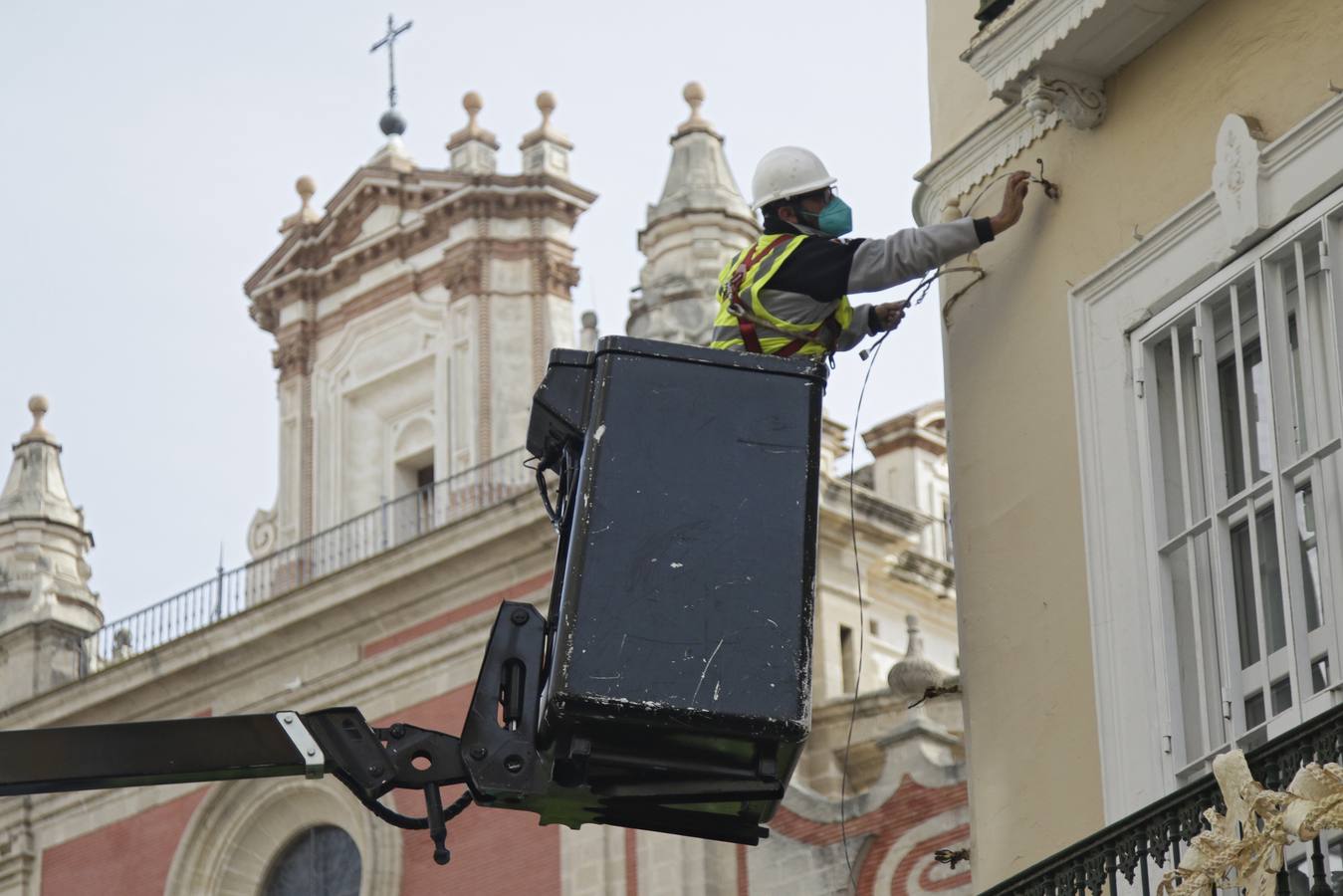 Instalación del alumbrado de 'Feria' en las calles y plazas del centro de Sevilla