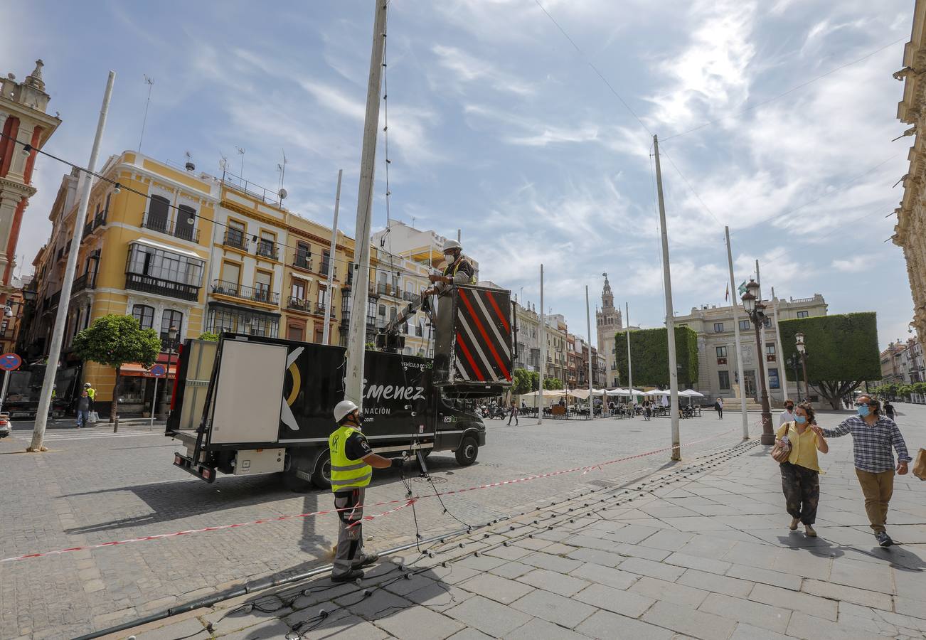 Montaje del alumbrado para 'Sevilla en abril' en las zonas del Centro