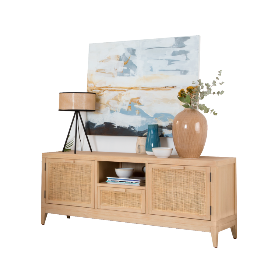 Mueble para el televisor, o también para dar servicio al comedor, fabricado con madera reciclada y tableros de fibra de ratán. Es el modelo Pandora, de Banak (549€, medidas 150x40x60cm).. 