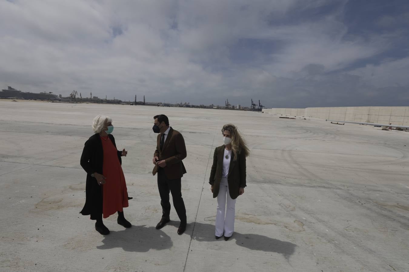 FOTOS: Juanma Moreno, el primer presidente de la Junta de Andalucía que visita el puerto de Cádiz