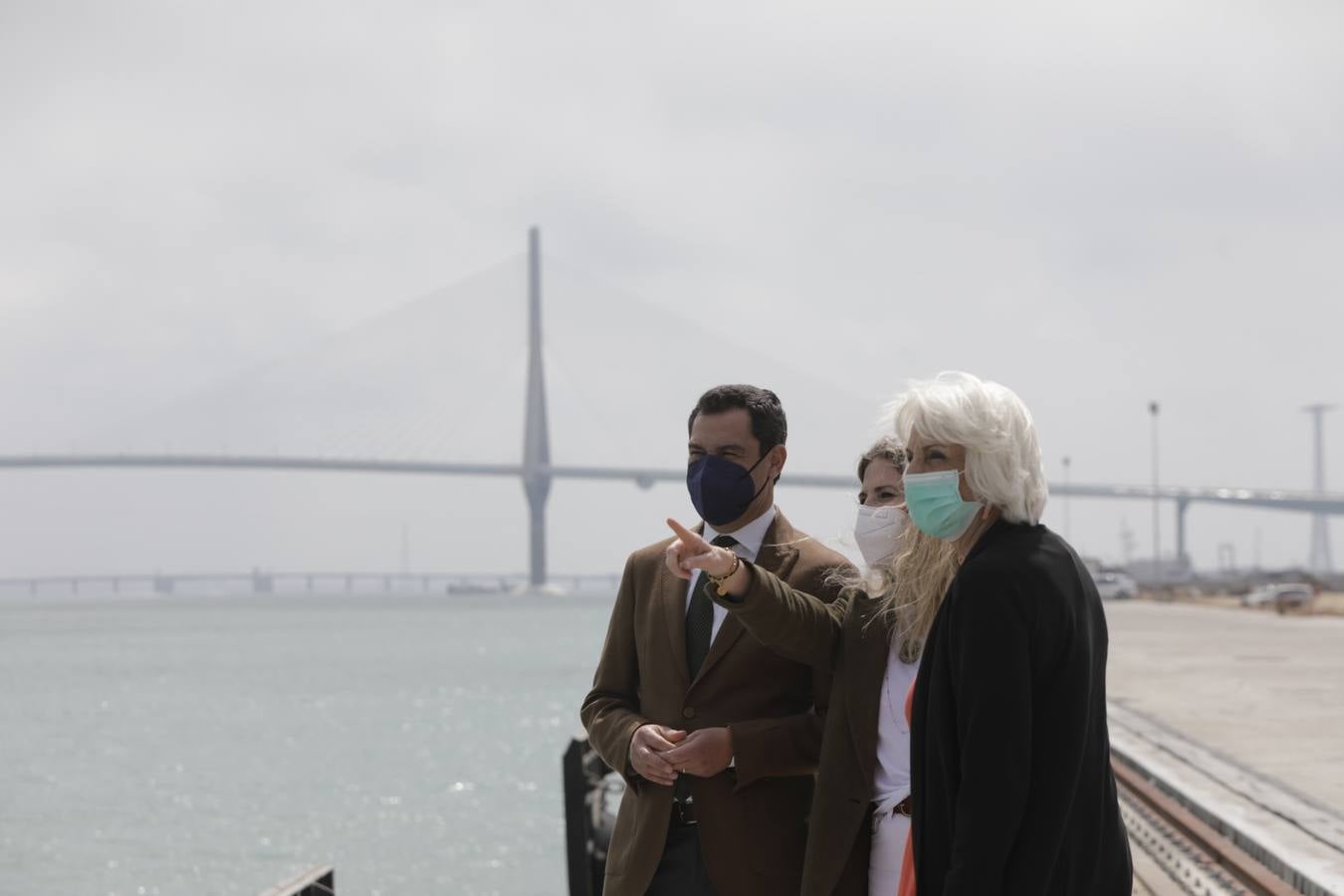 FOTOS: Juanma Moreno, el primer presidente de la Junta de Andalucía que visita el puerto de Cádiz