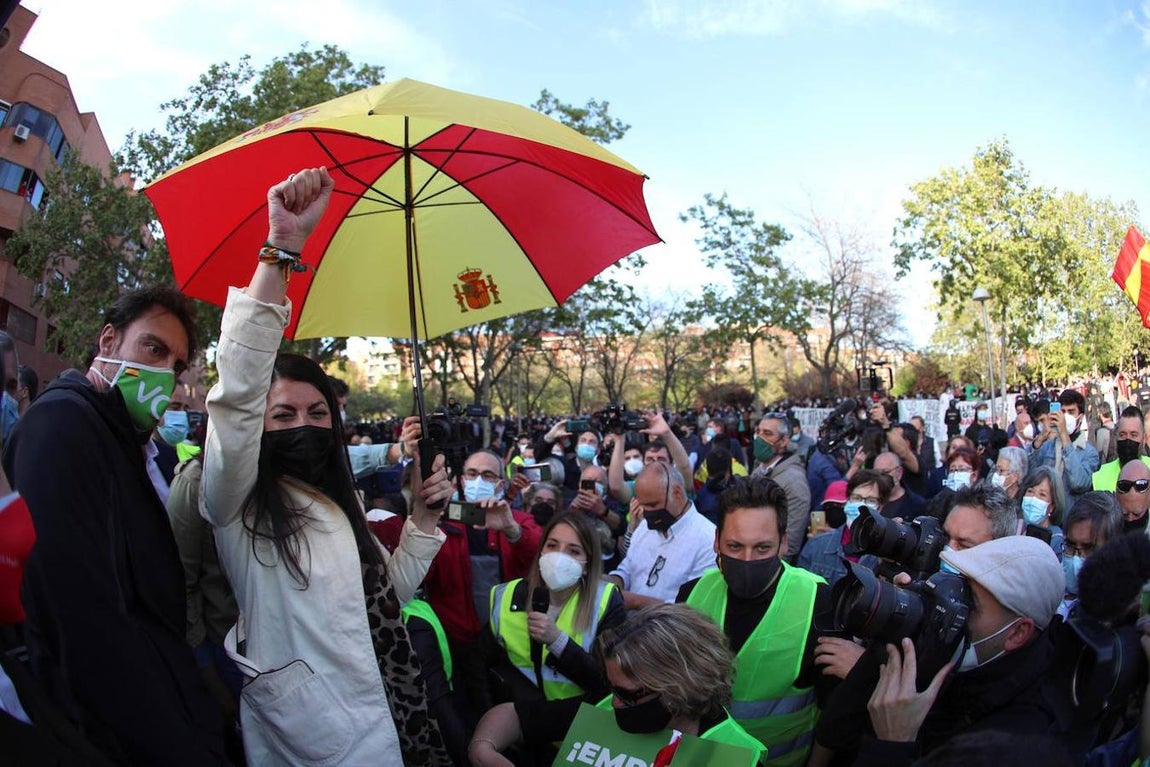 La portavoz y secretaria general del grupo parlamentario Vox en el Congreso de los Diputados, Macarena Olona (2-i), asiste al acto de presentación de la candidatura de Rocío Monasterio. 