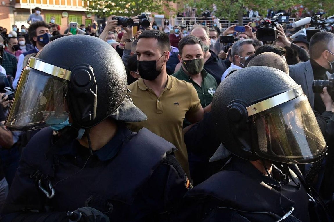 El líder de Vox, Santiago Abascal, llega a la presentación de su candidata a las elecciones regionales de Madrid en el barrio madrileño de Vallecas. 
