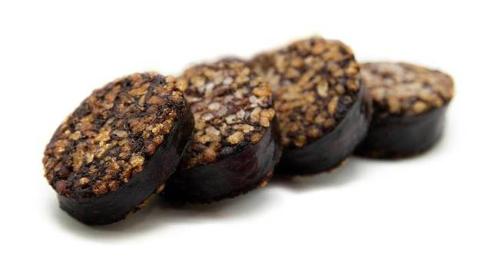 Morcilla. Está incluida en tu dieta semanal? Tal y como detalla la dermatóloga Diana Velázquez, la morcilla aporta hierro y juega un papel importante en la calidad de las uñas y el cabello. De hecho, su carencia puede llevar a padecer anemia y alopecia, entre otras patologías.