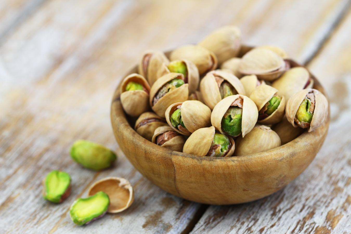 Pistacho. Como ya se ha visto con los cacahuetes, nueces o almendras, los pistachos combaten la caída del pelo gracias a la dosis de vitamina B7 que dan a nuestro organismo para activar el crecimiento del cabello y redensificarlo.