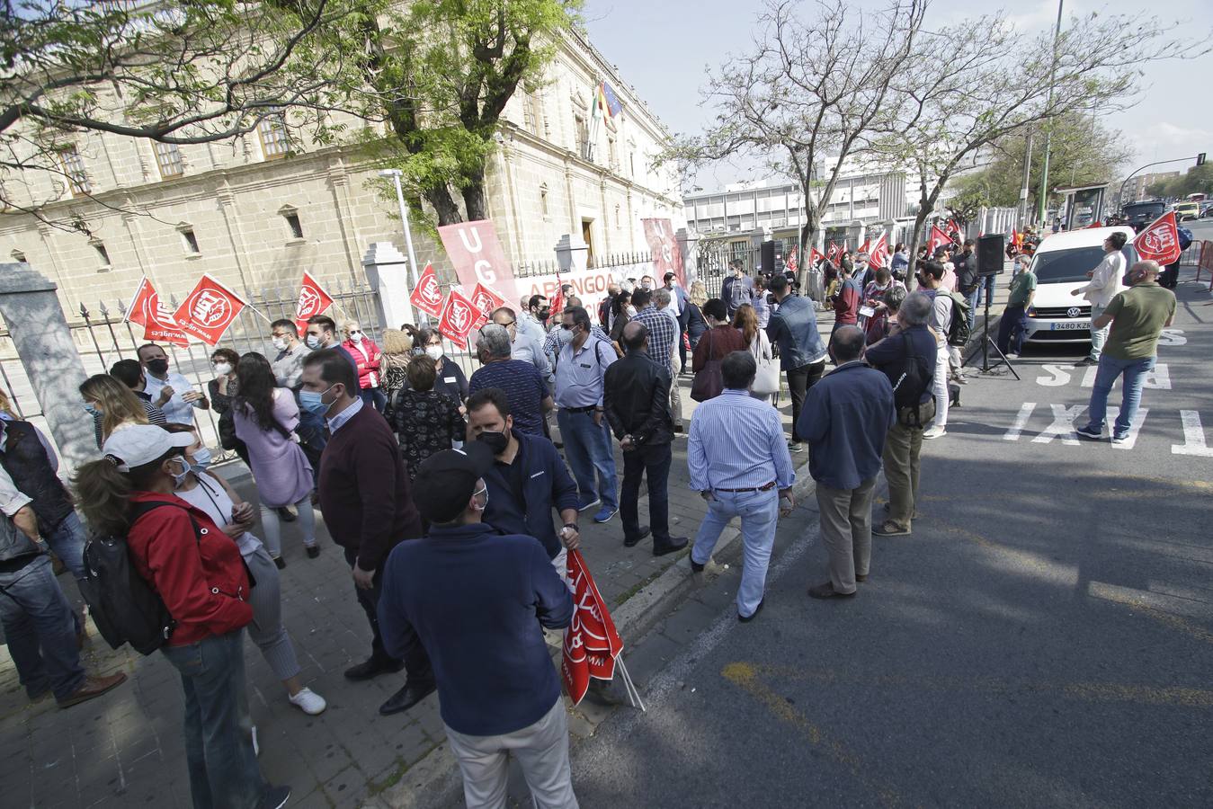 Concentración de los trabajadores de Abengoa delante del Parlamento de Andalucía