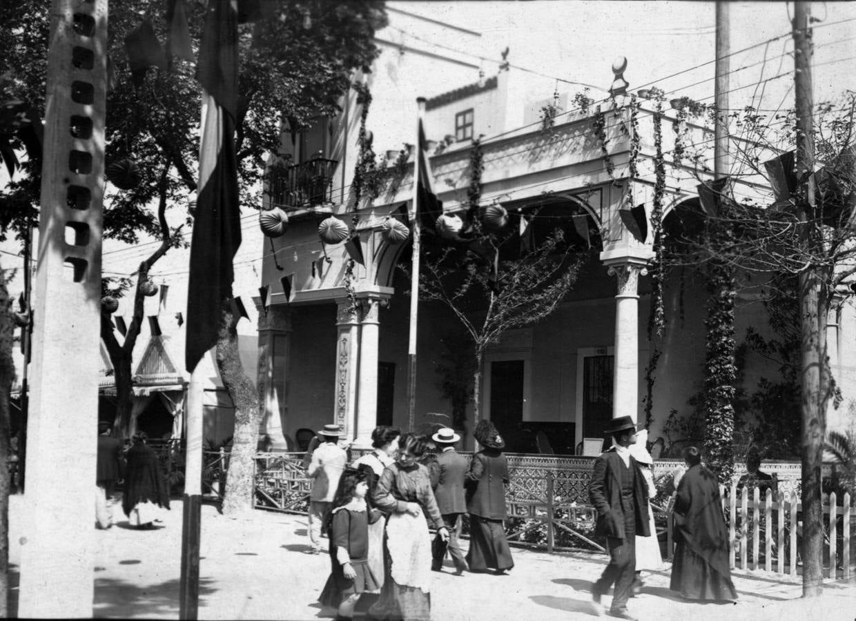 Primer premio de casetas en la Feria de Abril de Sevilla en 1900. Un patio estilo plateresco