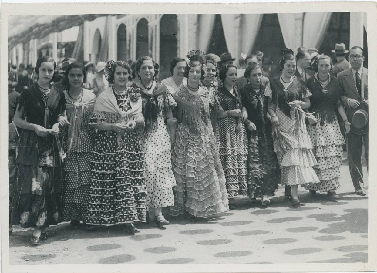 Mujeres vestidas de flamenca durante la Feria de Abril de Sevilla de 1932