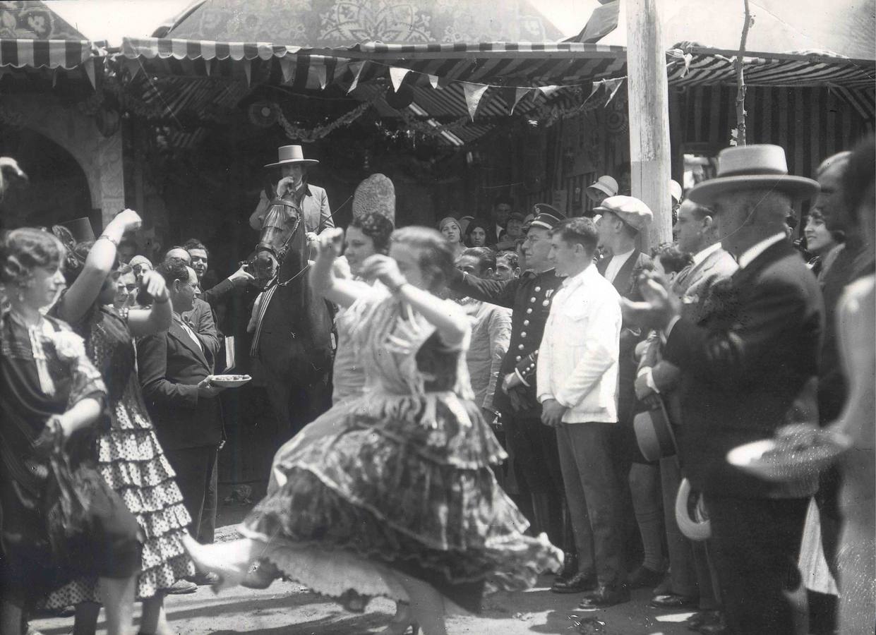 La Reina Victoria Eugenia observa a caballo un baile por sevillanas en la Feria de Abril de Sevilla de 1930